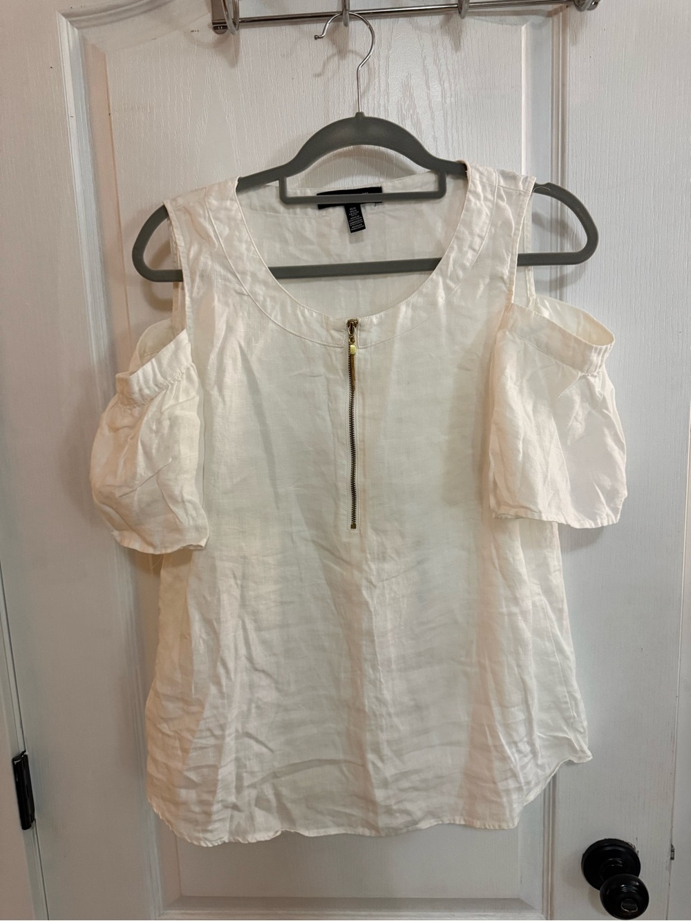 Ellen Tracy Cream Cold-Shoulder Linen Top with Front Zip